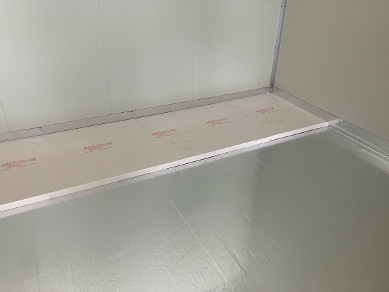 室内の壁際に敷き詰められたカネライトフォームスーパーE-AK