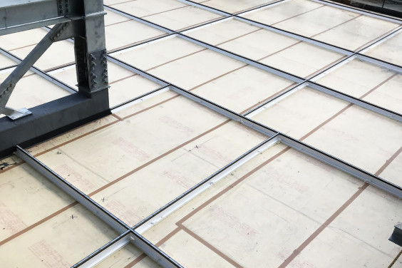 施工現場で床に製品を敷き詰めて使用している図