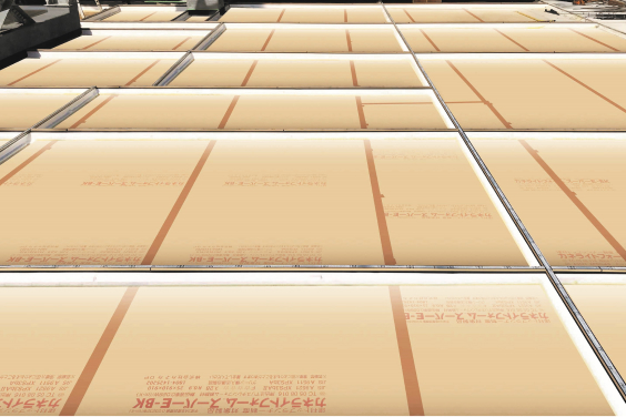 施工現場で床に製品を敷き詰めて使用している図