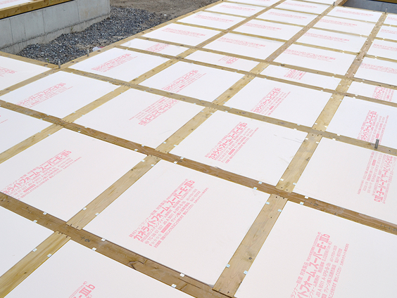 施工現場で床に敷き詰められたカネライトフォームスーパーE-Ⅲb