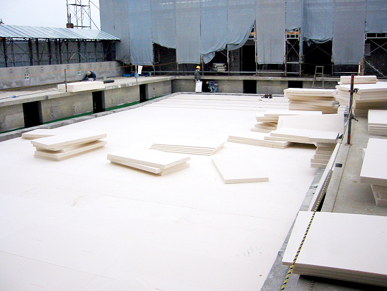 施工現場で建造物のかさ上げをしている様子