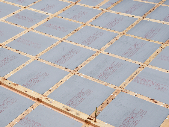 施工現場で床に敷き詰められたカネライトフォームFX