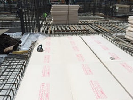 基礎工事の床にカネライトフォームを敷き詰めている図