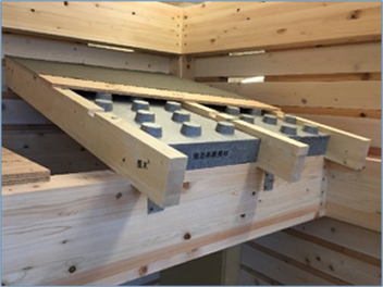 カネパールQD成形品に突起を設け、野地板と断熱材の間に通気層を確保する図