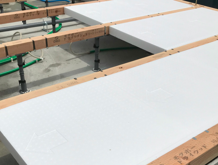 施工現場で床に設置されているカネパールFF成形品