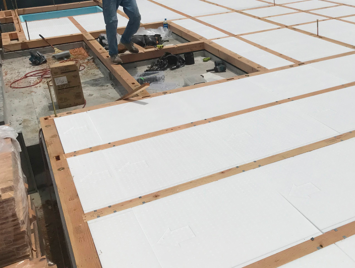 施工現場で床に設置されているカネパールFF成形品