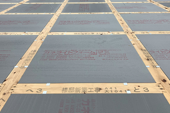 指定のサイズにカットされて床に敷き詰められているカネライトフォームFX