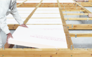 納品されたカネライトフォームを施工現場ではめ込んでいる図