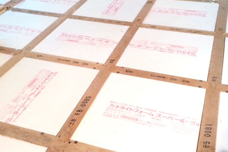 施工現場で床に敷き詰められたカネライトフォームスーパーE-Ⅲb