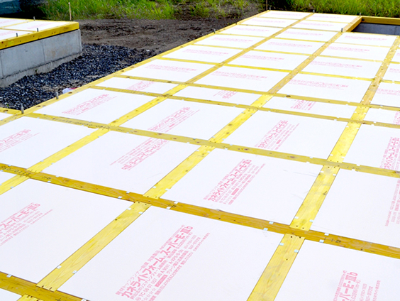 施工現場で床に敷き詰められたカネライトフォームスーパーE-Ⅲb