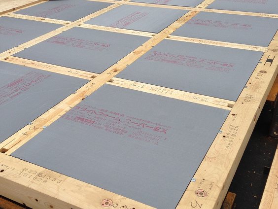 施工現場で床に敷き詰められたカネライトフォームEX