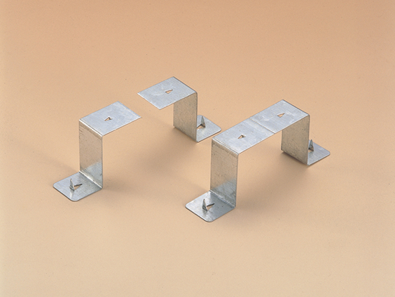 床に陳列されたオメガピン