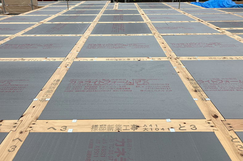 指定のサイズにカットされて床に敷き詰められているカネライトフォームFX