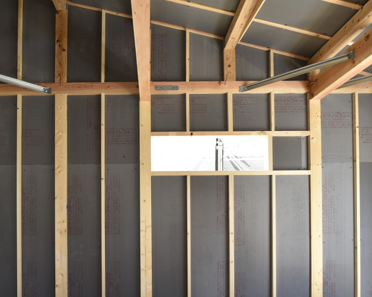 施工現場で壁や天井に敷き詰められたカネライトフォームFX