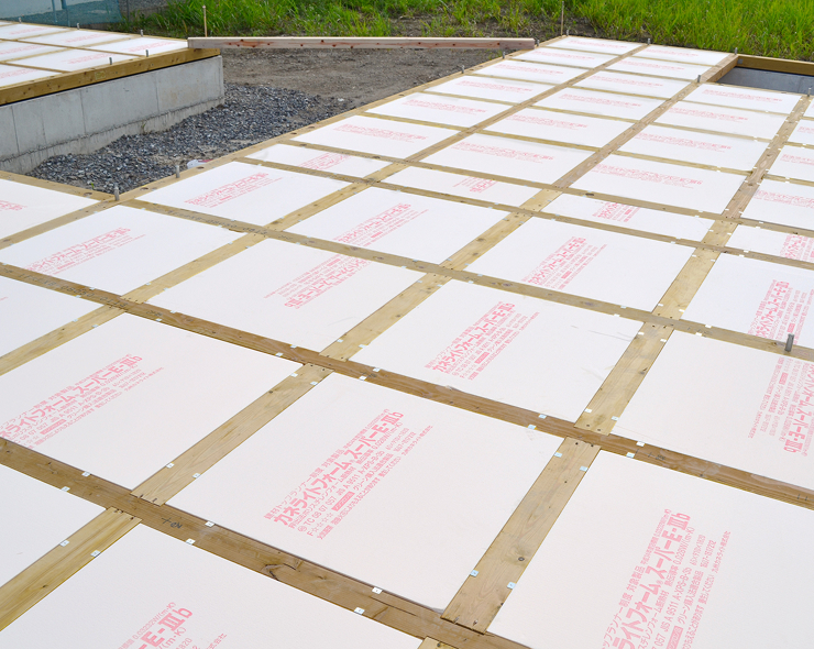 施工現場で床に敷き詰められたカネライトフォームスーパーE-Ⅲb