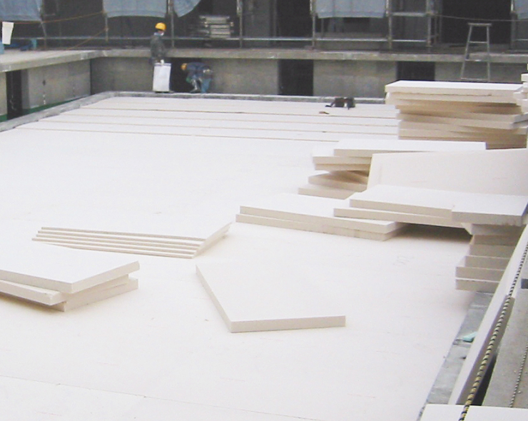 施工現場で建造物のかさ上げをしている様子