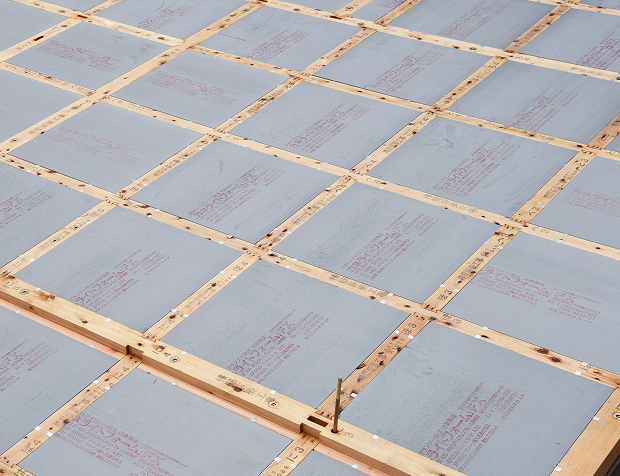 施工現場で床に敷き詰められたカネライトフォームFX