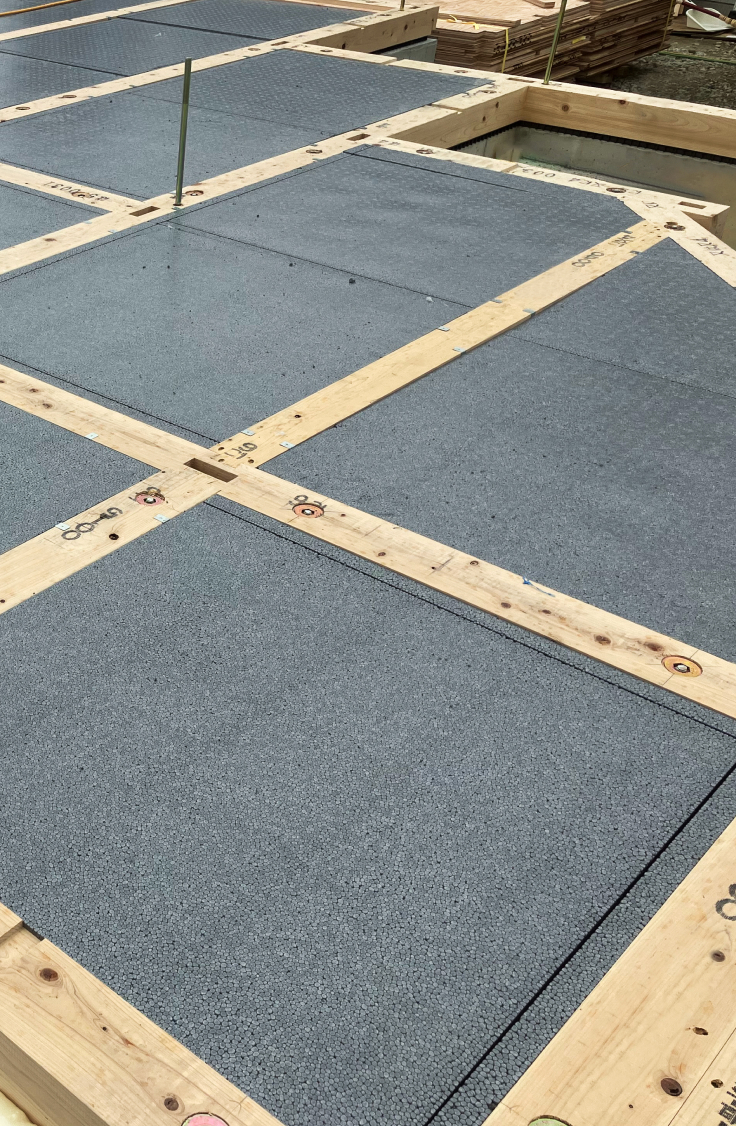 施工現場で床に敷き詰められたカネパール成形品