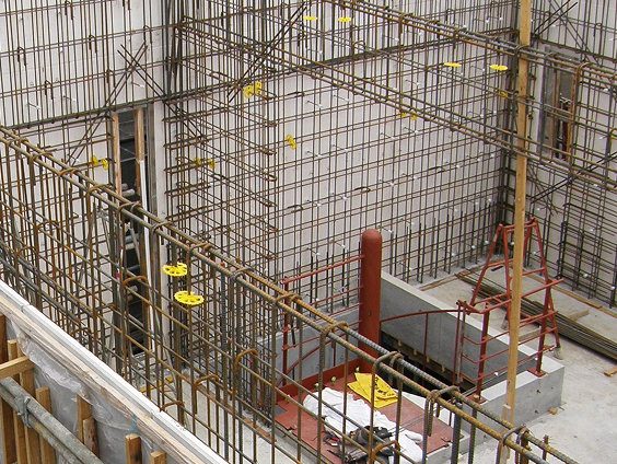 外断熱型枠打ち込み工法で特殊金具を使い、コンクリートに固定している図