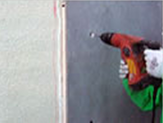 接着剤と特殊プラグでコンクリート躯体に固定している図