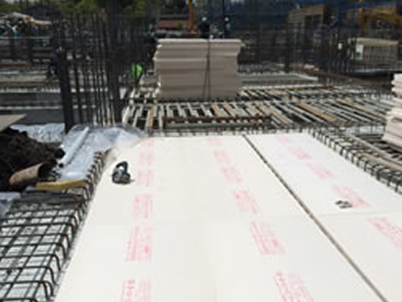 基礎工事の床にカネライトフォームを敷き詰めている図