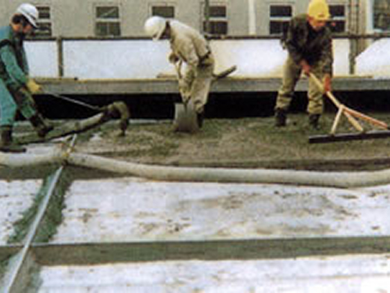 外断熱工法のオーソドックスな工法として普及しているコンクリート抑え工法を行っている図