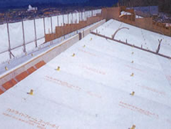 施工現場で屋根に使用されているカネライトフォーム