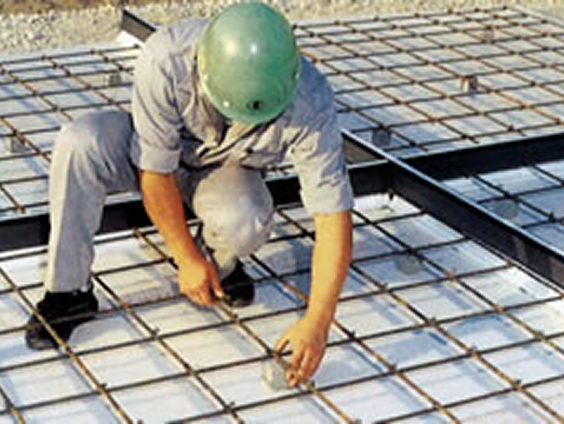 施工現場で床にドマライトを敷き詰める様子